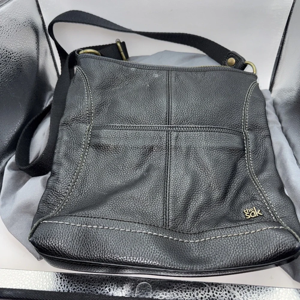 The Sak Iris Pebbled Leather Crossbody Bag Black Pockets EUC